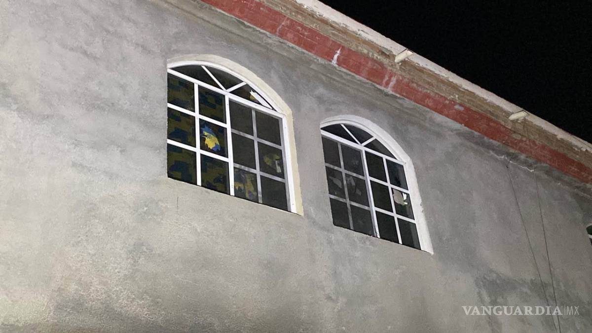 $!Elementos del Cuerpo de Bomberos acudieron al inmueble tras recibir el reporte de un incendio; sin embargo, al llegar al lugar, las llamas ya habían sido sofocadas por las personas que permanecían en el sitio.