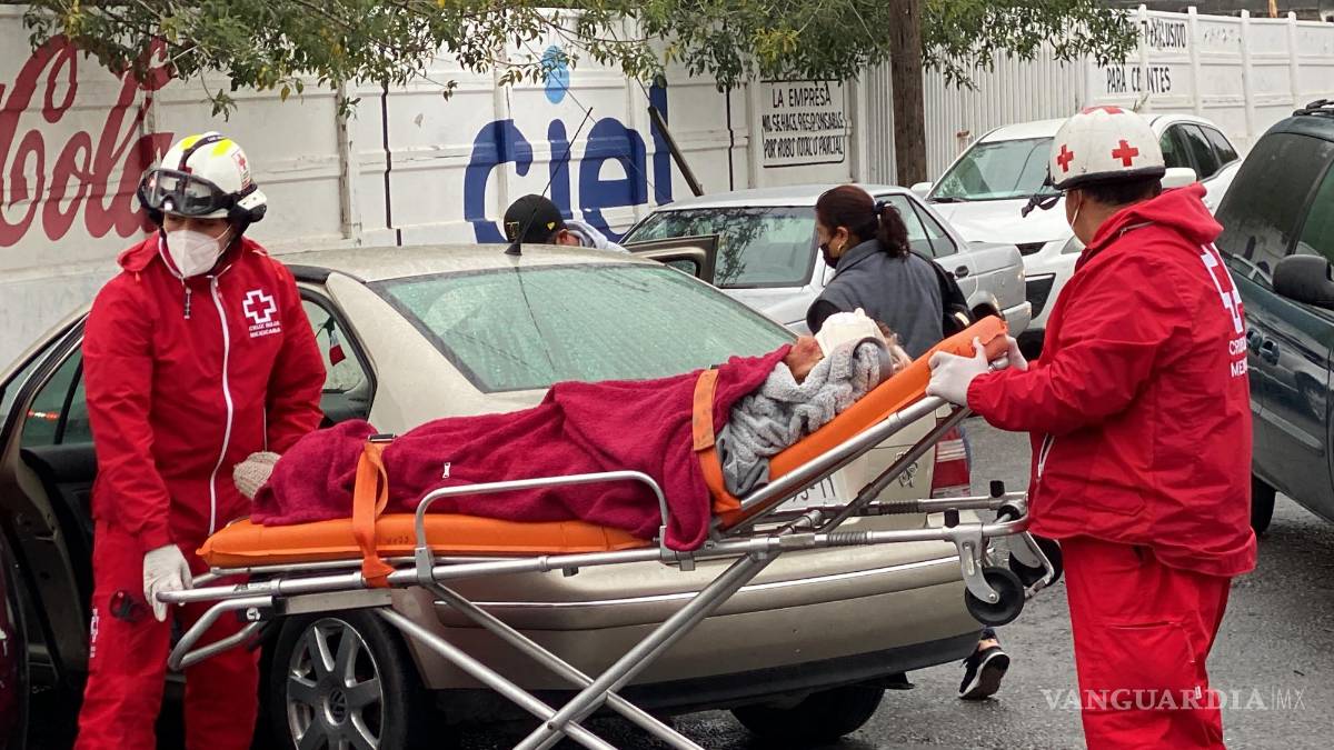 Choque deja lesionada a mujer de la tercera edad en el centro de Saltillo