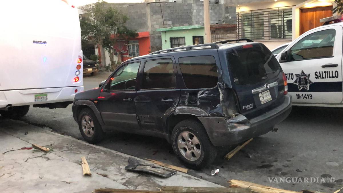 Le dan convulsiones a conductor de camión y causa daños, en Saltillo