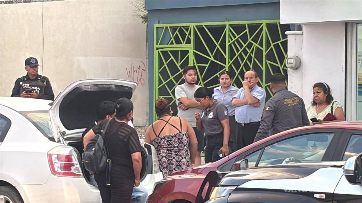 Mujer fallece por causas naturales afuera de farmacia en Mirasierra, en Saltillo