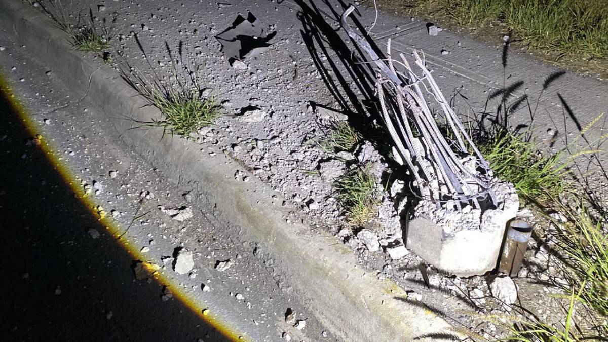 $!El impacto destrozó parte del poste de concreto y dejó expuesta su estructura metálica.