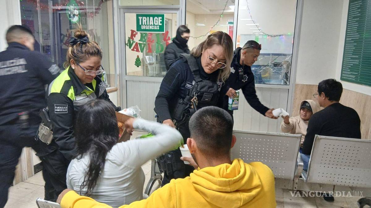 Regalan café y pan policías municipales en el exterior de la Clínica 1 del IMSS de Saltillo