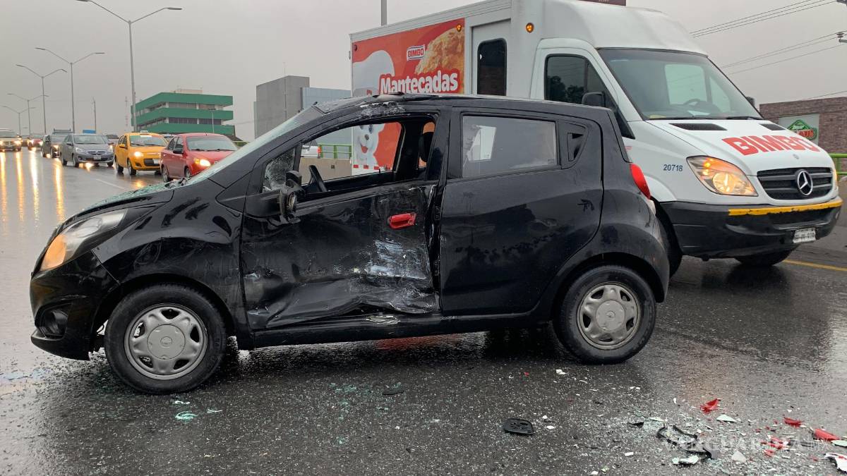 Transporte de personal provoca carambola sobre la ‘joroba’ del Periférico, Saltillo