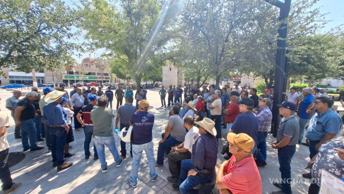 $!Ex trabajadores de AHMSA se reunieron en la Plaza Principal de Monclova para dar seguimiento al proceso concursal y revisar las acciones que emprenderán.