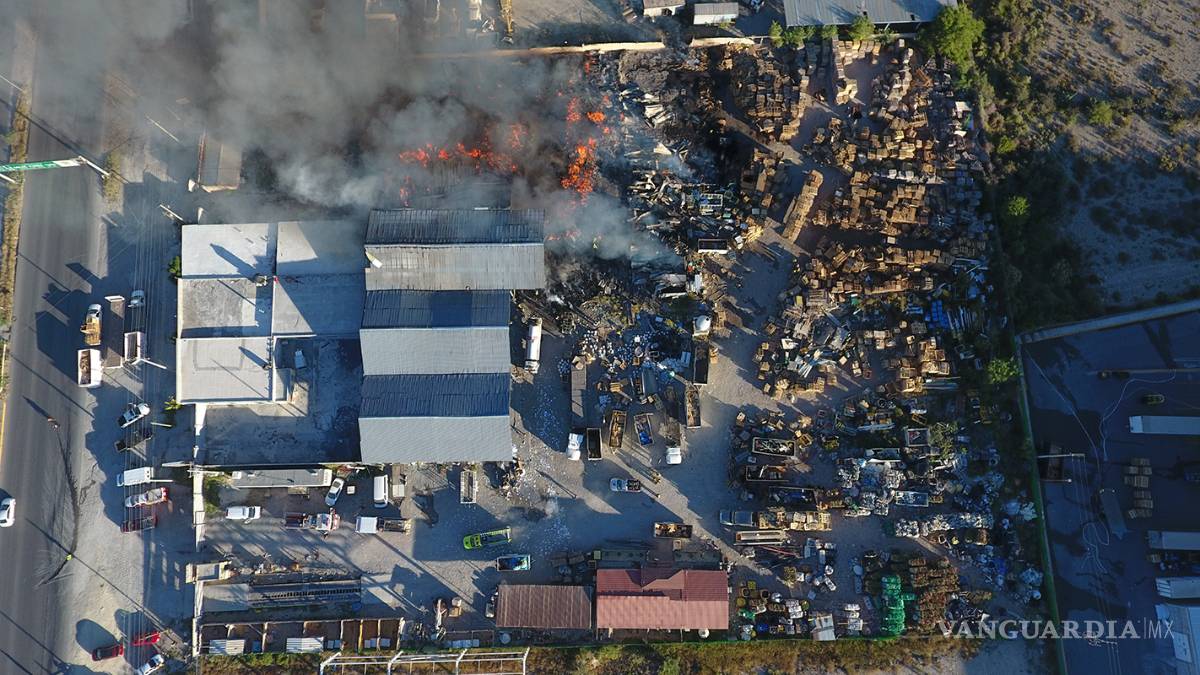 $!Incendio consume recicladora en Arteaga, Coahuila (Fotos)