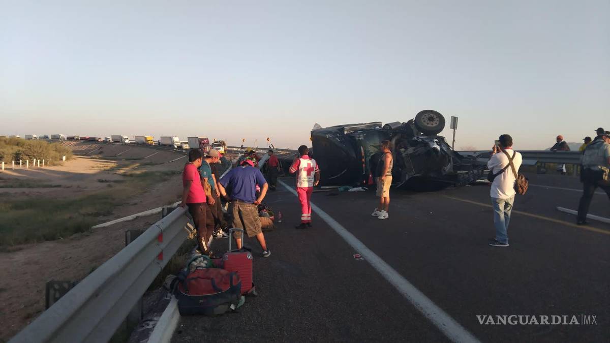 $!Protección Civil y Cruz Roja atendieron a los afectados y supervisaron la limpieza de la vialidad.