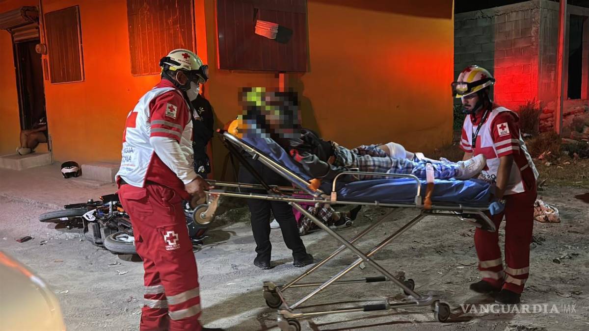 $!Paramédicos de la Cruz Roja brindaron atención prehospitalaria a los tres menores lesionados, quienes presentaban diversas lesiones en extremidades tras ser proyectados contra la terracería luego del choque frontal.