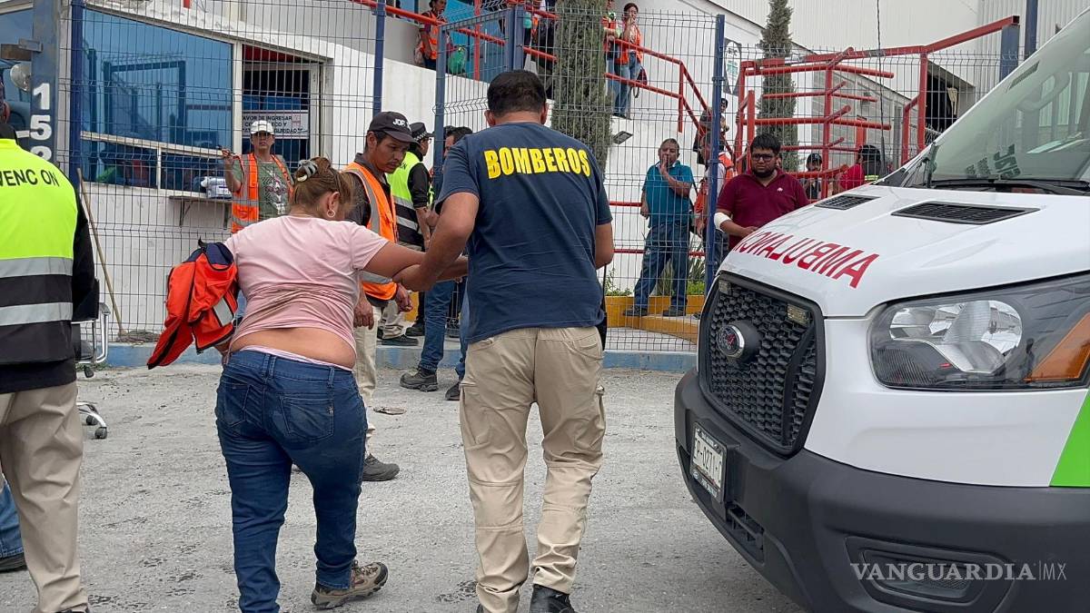 Choque entre tráiler y microbús deja cuatro heridos en Arteaga
