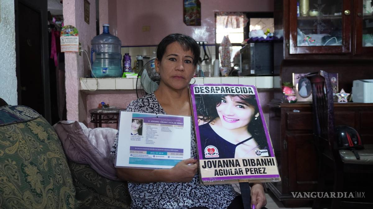 $!María Guadalupe Pérez Ayala con una foto de su hija, Jovanna Dibanhi Aguilar Pérez, desaparecida el 21 de mayo de 2021.