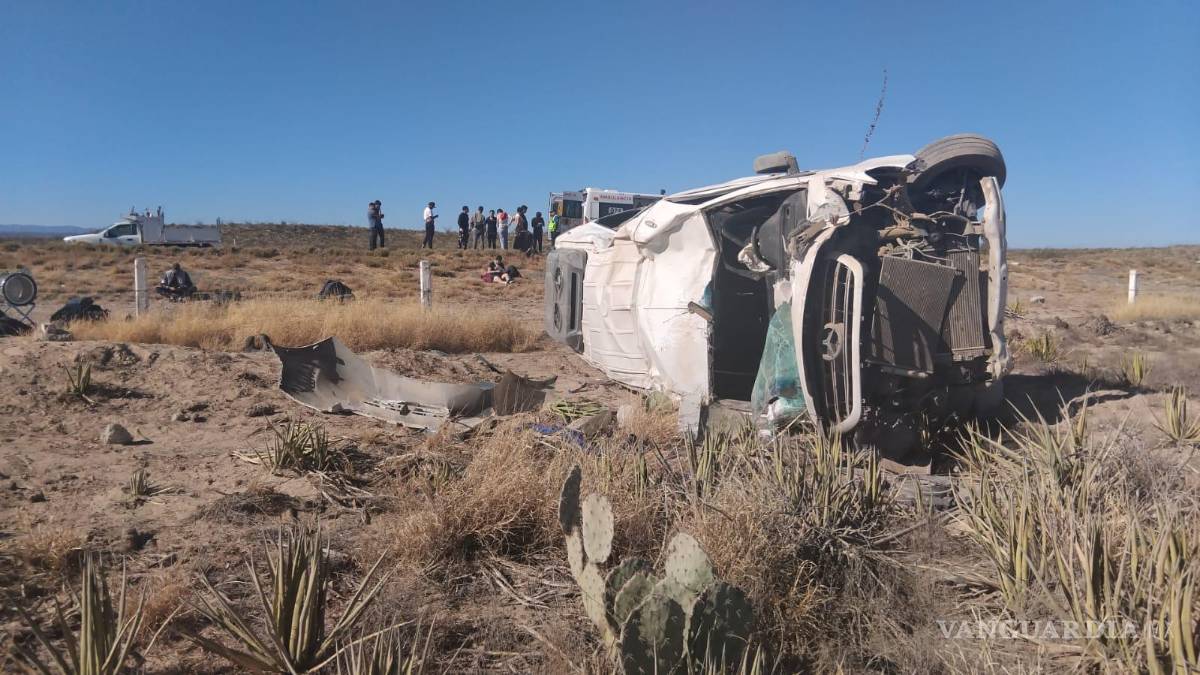 $!El camión que transportaba a los trabajadores de la música terminó volcado tras un accidente causado por una piedra en la vía.