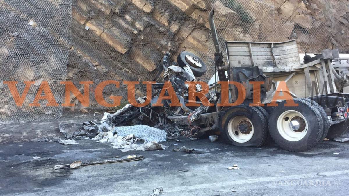 Pierde la vida trailero en volcadura en Coahuila
