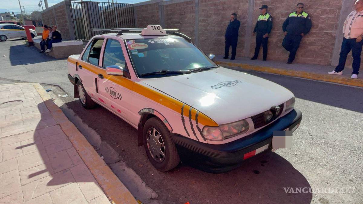 $!La mujer fue atropellada cuando intentó subir al automóvil.