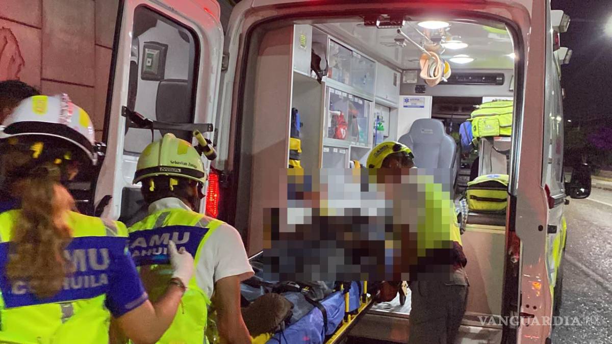 $!De acuerdo con los primeros reportes, el hombre perdió el equilibrio al descender del camellón y cayó de bruces, golpeándose la quijada y el pecho contra el pavimento.