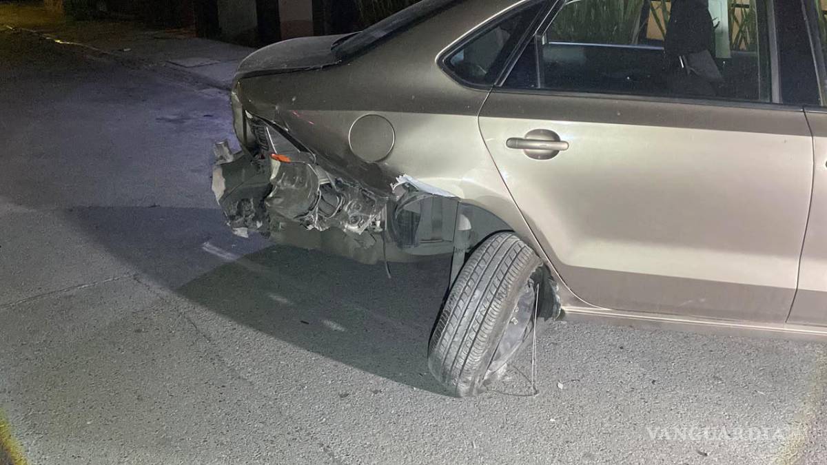 $!Choca ebrio contra vehículo estacionado, intenta escapar y lo alcanzan metros después en Saltillo
