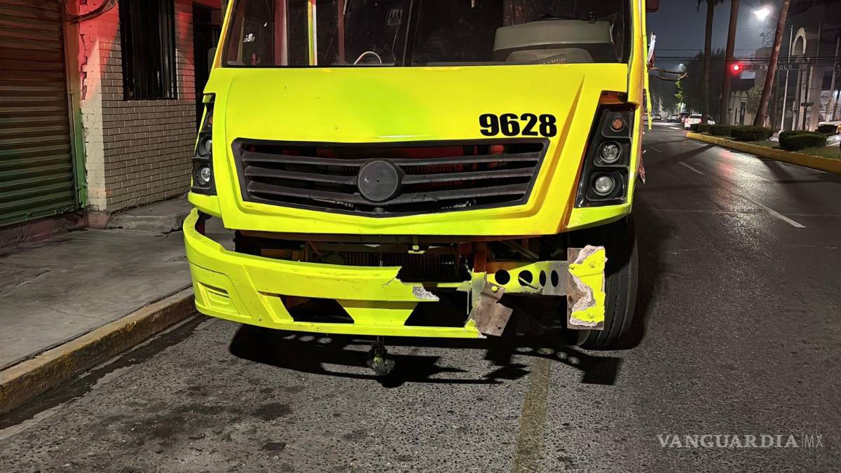 $!El transporte de personal resultó con daños considerables tras ser impactado por la Cadillac Escalade, quedando parcialmente abollado en el costado.