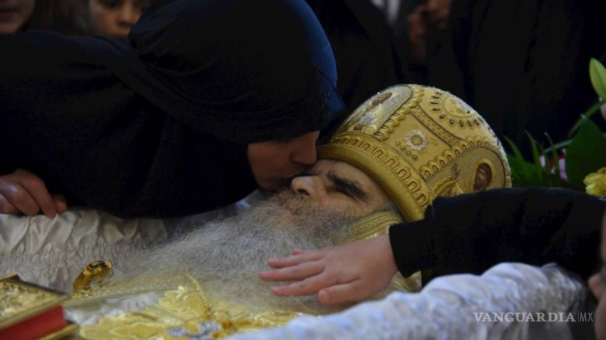 $!Miles dan 'último beso' a arzobispo, pese a que murió de COVID-19