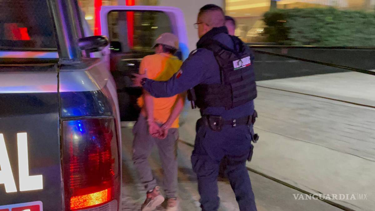 Acorralan a sujeto que robó camioneta de autoservicio al norte de Saltillo