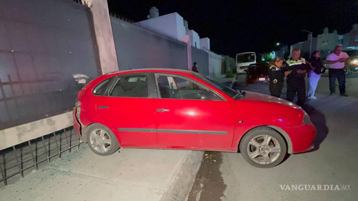 $!El automóvil Seat quedó detenido contra la barda del fraccionamiento, donde ocurrió el percance.