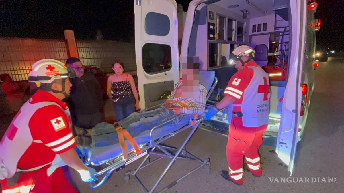 $!Paramédicos de la Cruz Roja trasladaron al joven a un hospital tras brindarle los primeros auxilios en el lugar del accidente.