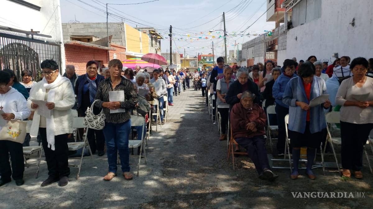 $!Celebran misa al aire libre en Saltillo