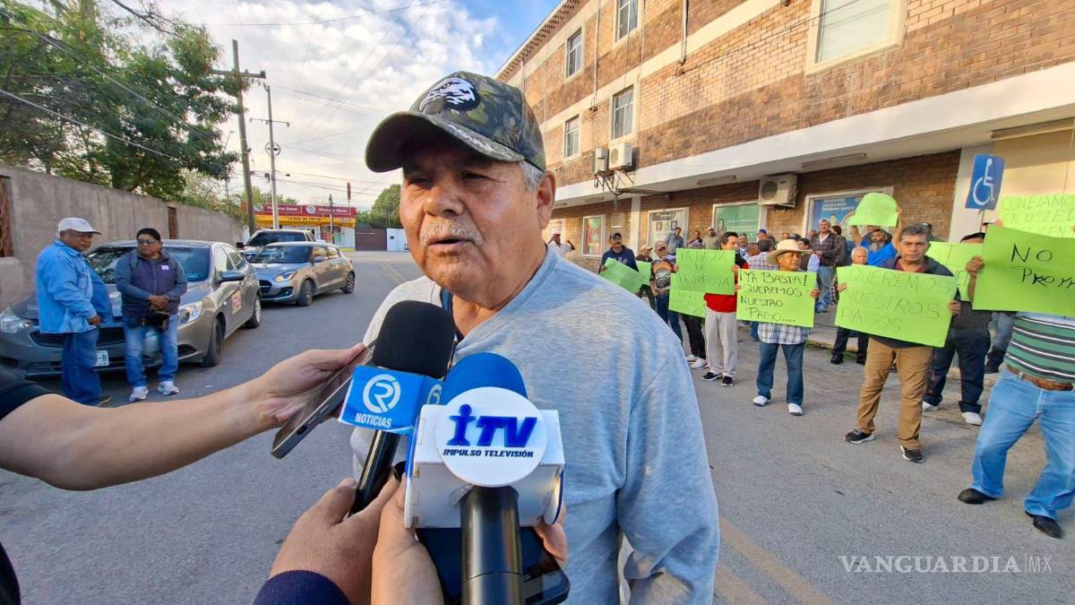 $!La protesta fue encabezada por Julián Torres Ávalos, vocero de los ex trabajadores, quien calificó la decisión judicial como una nueva dilación en un proceso que lleva más de tres años sin resolverse.
