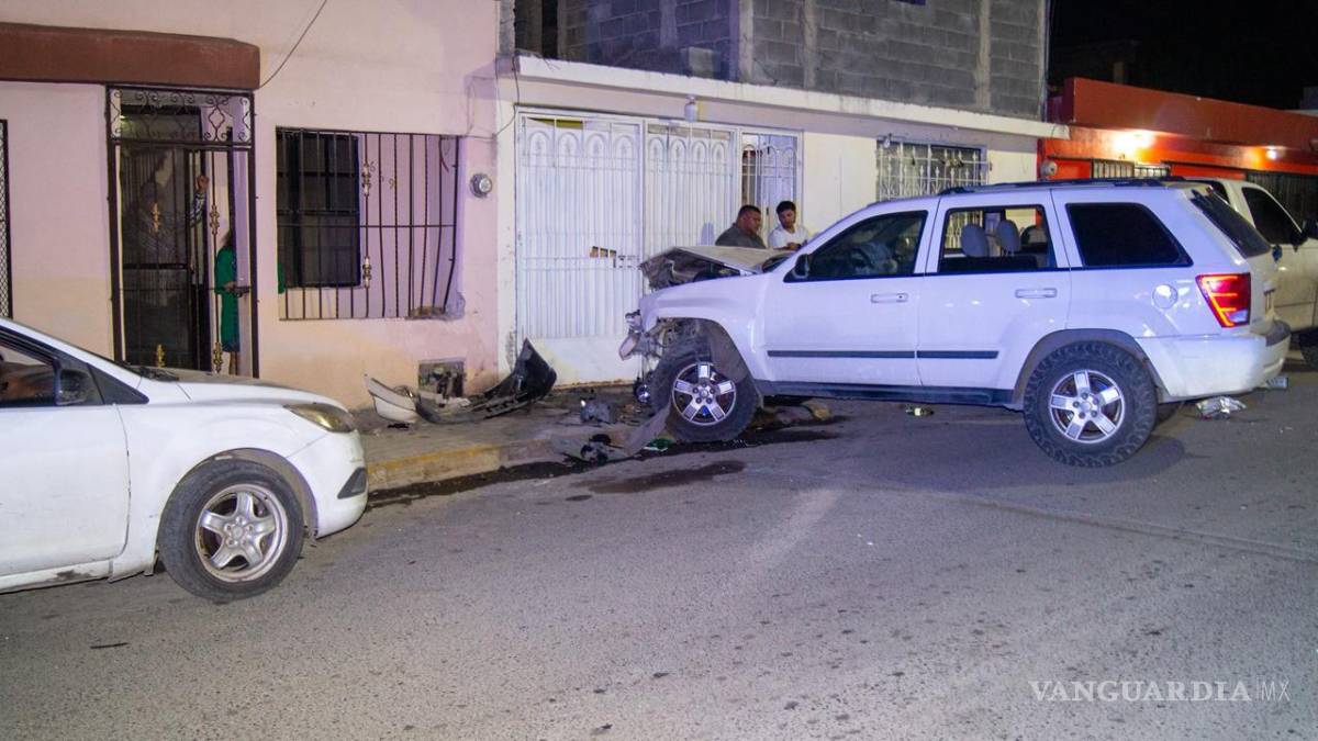 $!A pesar de lo aparatoso del percance y de los daños provocados en varias unidades y una propiedad particular, no se reportaron personas lesionadas de gravedad.