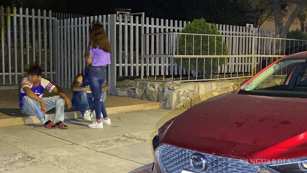 $!Dos jóvenes de 19 y 16 años resultaron lesionadas tras el impacto entre una motocicleta y un automóvil Mazda; una de ellas presentaba una probable fractura, aunque ambas rechazaron ser trasladadas a un hospital.