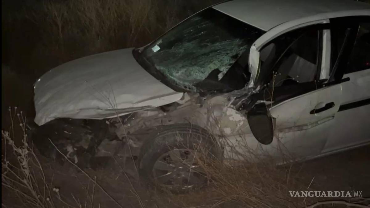 $!El vehículo terminó con severos daños tras impactarse contra la parte trasera de un camión de carga en el Parque Industrial de Derramadero.