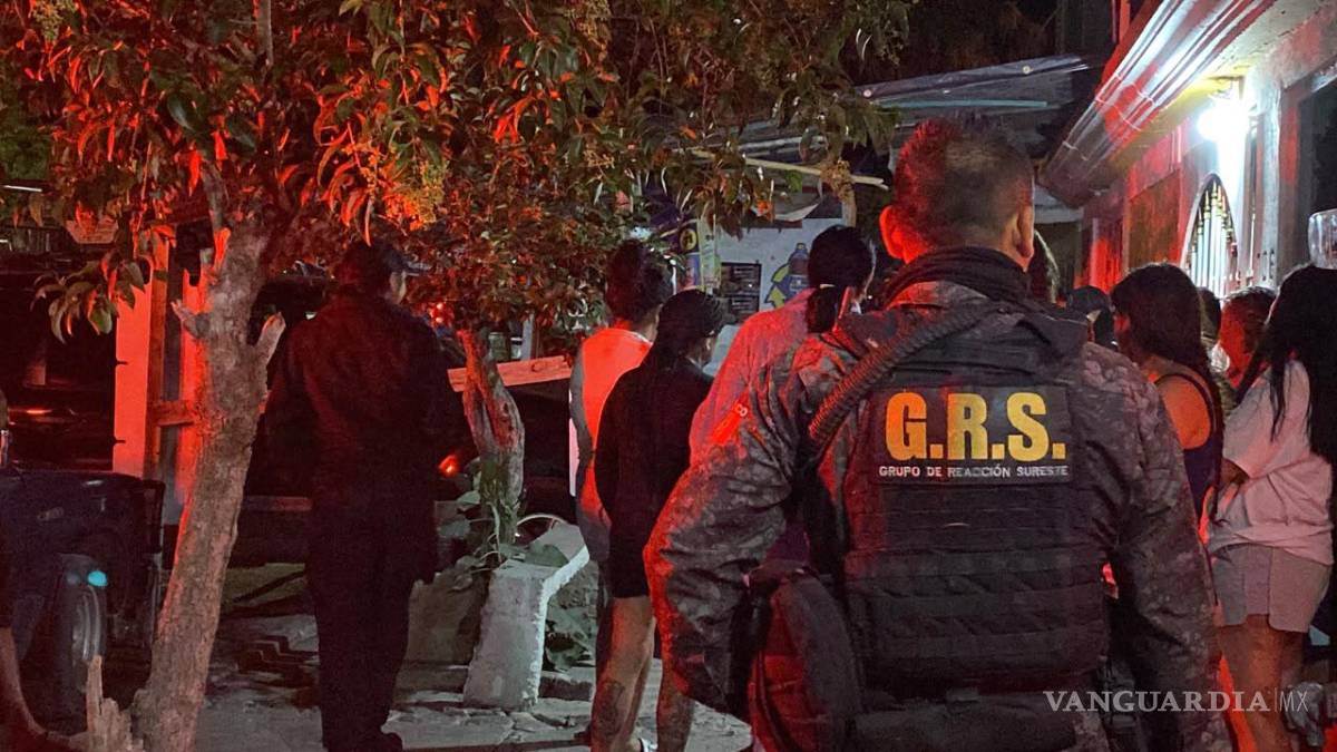 $!Elementos del GRS intervinieron para controlar a la multitud que pretendía linchar al hombre.