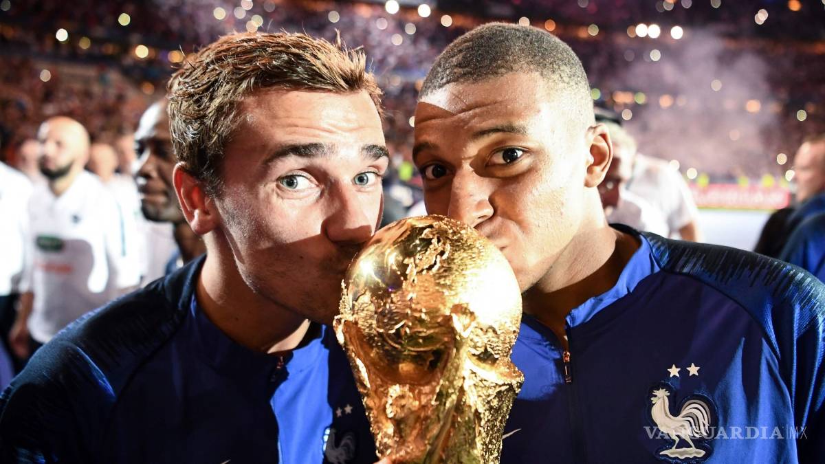 $!Le ponen Griezmann Mbappé a su hijo y se meten en problemas legales