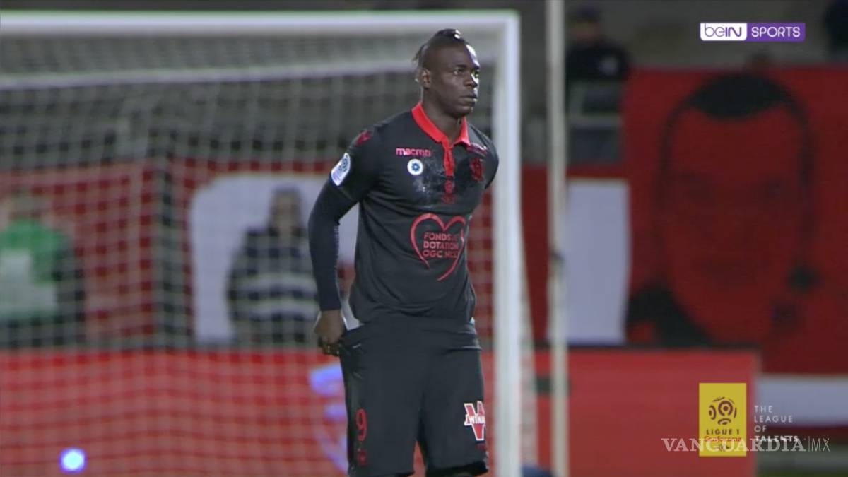 $!El momento en que Balotelli le mostró sus calzones a todo el estadio