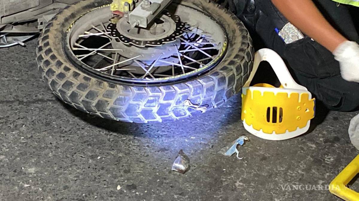 $!De acuerdo con los primeros reportes, una pieza metálica sobre la carpeta asfáltica habría provocado la ponchadura de una llanta, ocasionando que el conductor perdiera el control del vehículo.