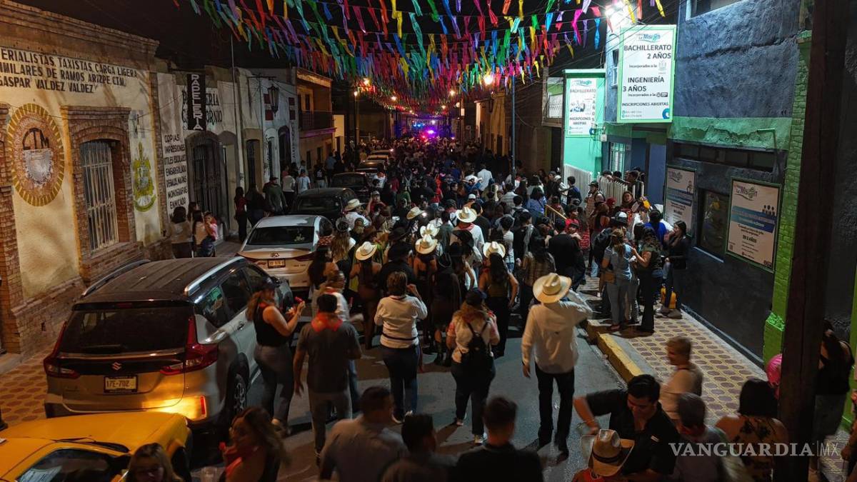 $!La jornada comenzó con la tradicional Callejoneada por las calles del Centro Histórico, desde Juárez hasta la Presidencia Municipal.