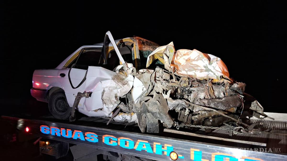 $!El vehículo Tsuru que provocó el accidente al invadir el carril del Jetta donde viajaba el sacerdote.