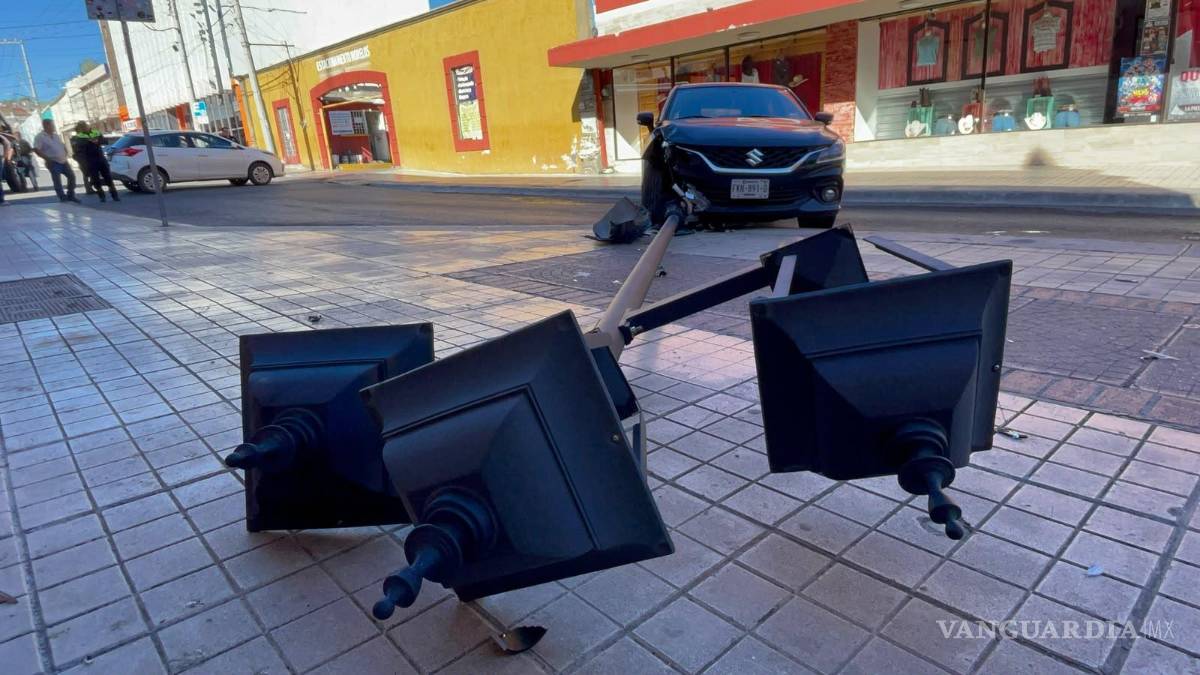 $!Autoridades municipales acordonaron la zona mientras una grúa retiraba el vehículo siniestrado.