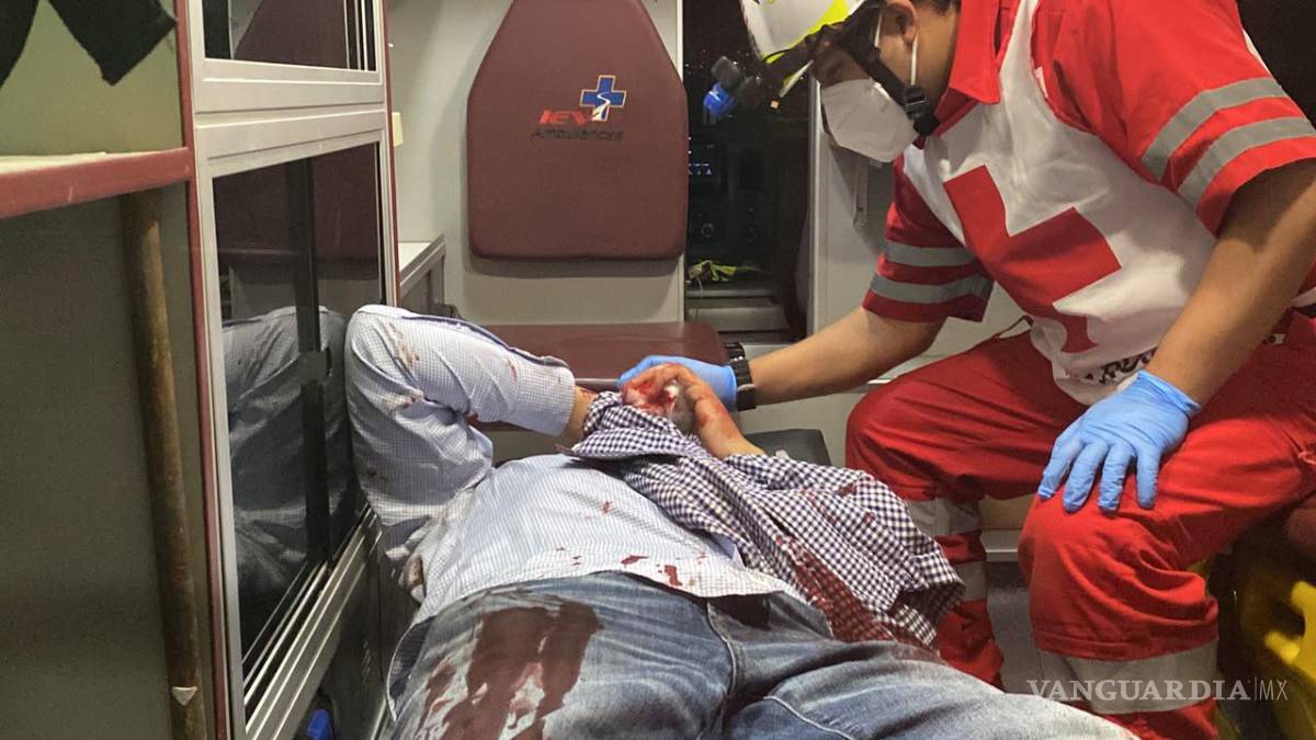 $!Paramédicos trasladaron al joven a la Clínica 2 del IMSS para recibir atención especializada.