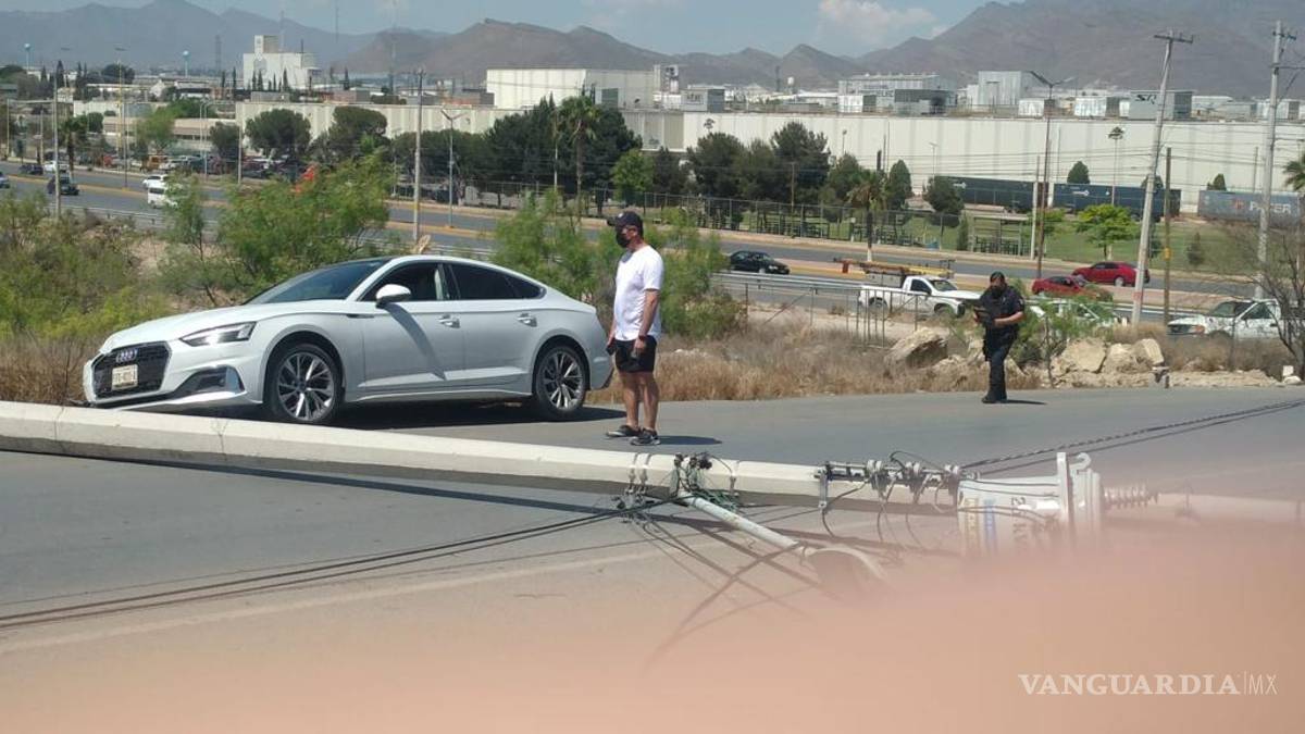 Choca conductora con tres postes de CFE en Saltillo; colonias se quedan sin luz