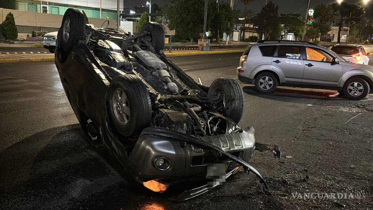 $!La conductora no sufrió lesiones graves pese a lo aparatoso del accidente.