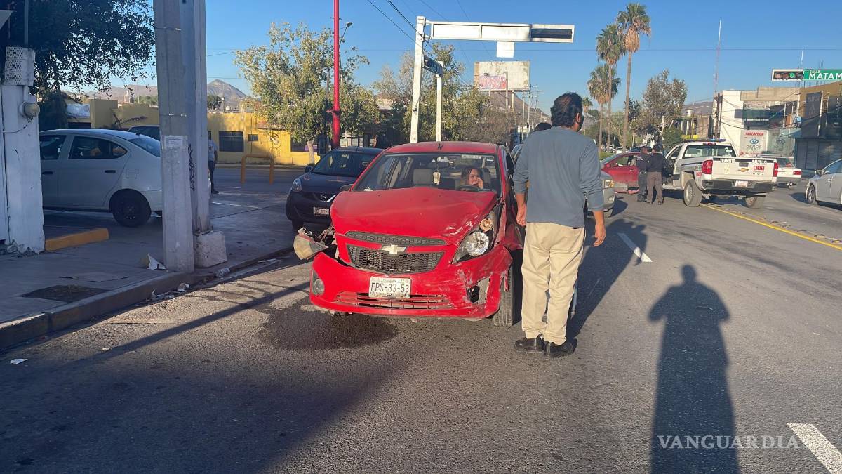 Saltillo: se registra fuerte choque en Bulevar Coss; automóvil queda destrozado