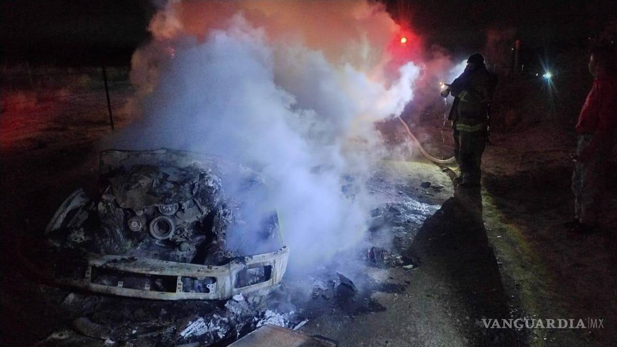 $!Personal de la Cruz Roja brindó auxilio a Axel, de 20 años, quien fue trasladado de urgencia a un centro de salud tras ser atropellado al salir de un bar.