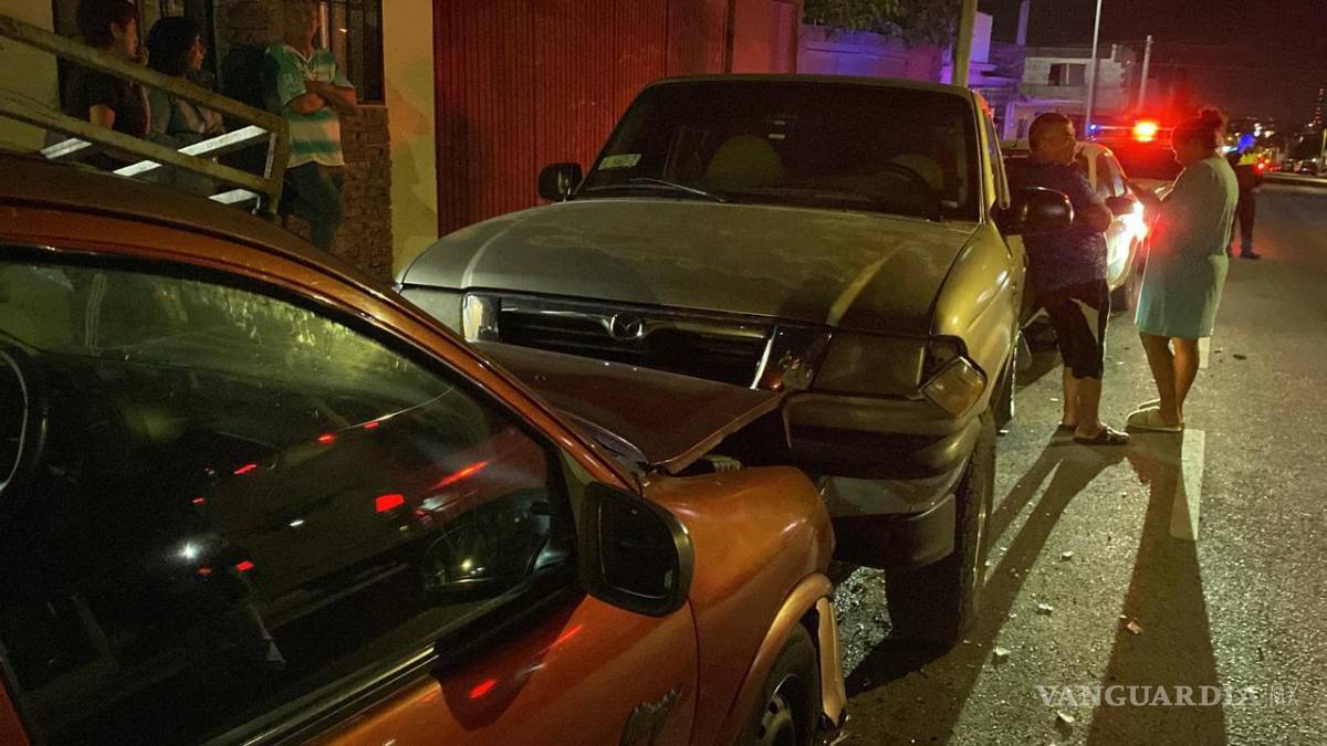 $!Tras varios minutos de diálogo entre las partes involucradas, autoridades municipales informaron que se logró llegar a un acuerdo para la reparación de los daños ocasionados por el percance vial.