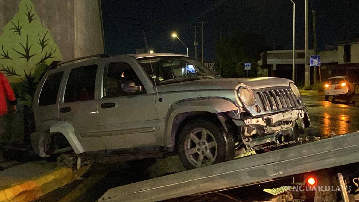 $!Una grúa trasladó la camioneta al corralón luego de concluir las diligencias en el lugar.
