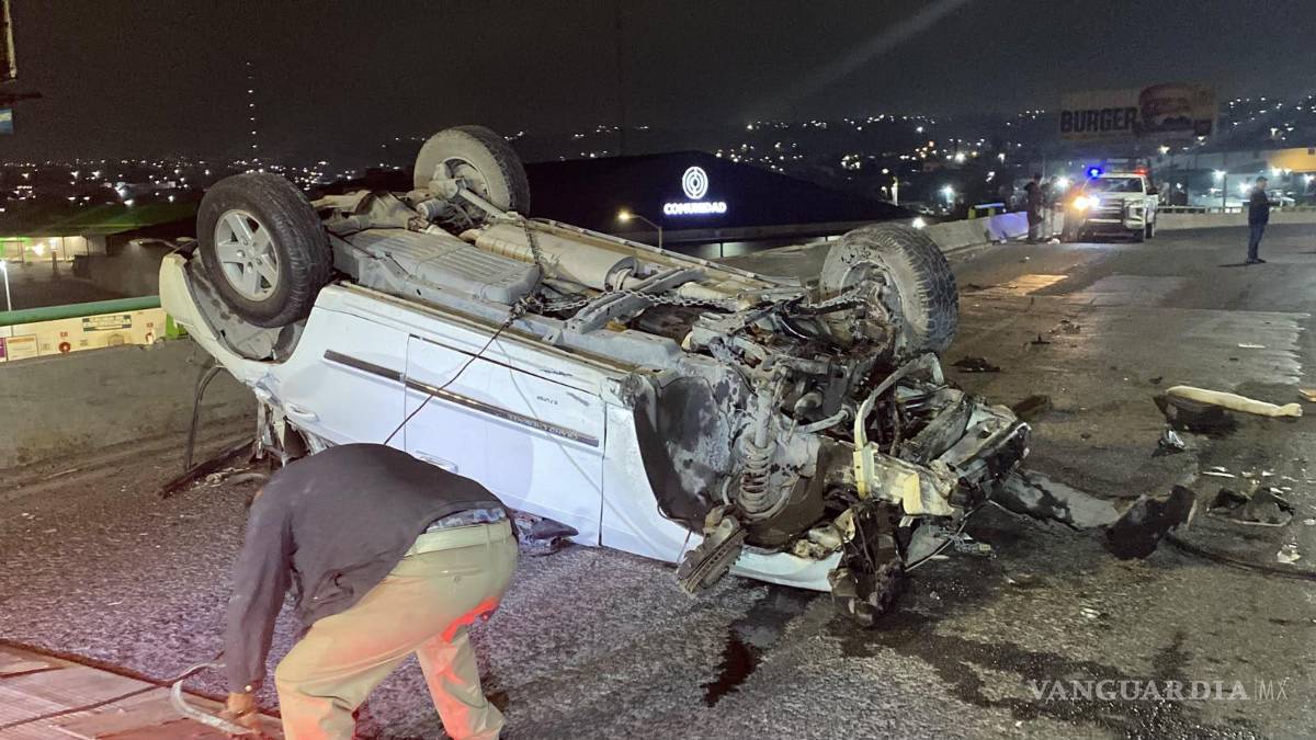 $!La Jeep Grand Cherokee terminó volcada sobre el periférico Luis Echeverría Álvarez, luego de impactarse contra el barandal del puente.