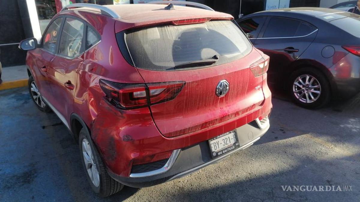 Llanta sale ‘volando’ de tráiler, causa daños a tienda y lesiona a despachador en Ramos Arizpe