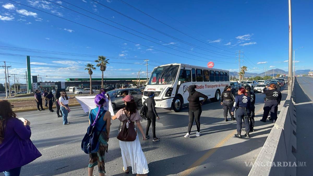 $!La protesta encabezada por la madre de Luisa Fernanda provocó el cierre total del bulevar Fundadores y un severo caos vial durante varias horas en Saltillo.