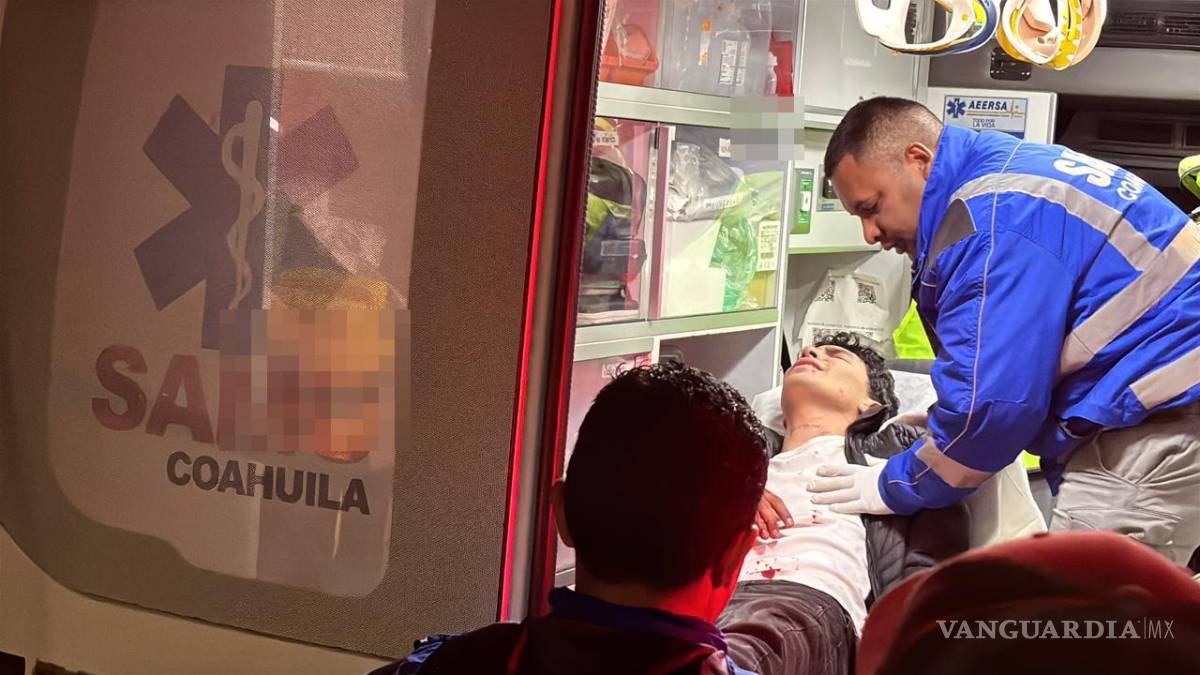 $!Paramédicos brindaron los primeros auxilios al joven herido antes de trasladarlo al Hospital General.