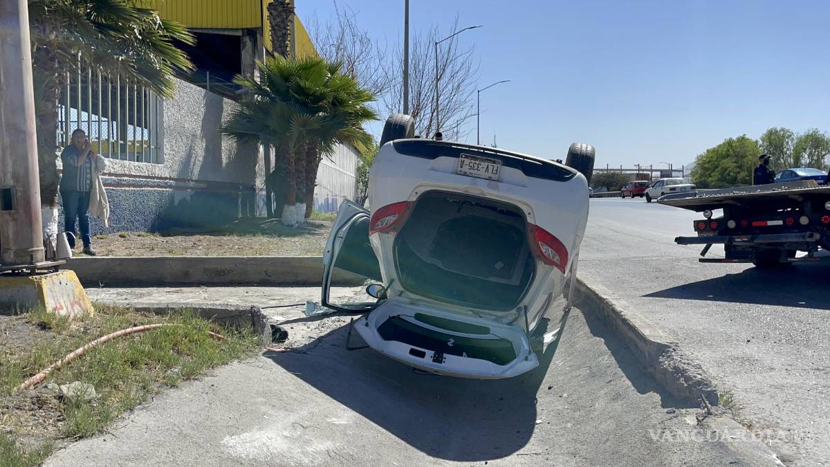 Se vuelca en la Monterrey-Saltillo, perdió el control por exceso de velocidad
