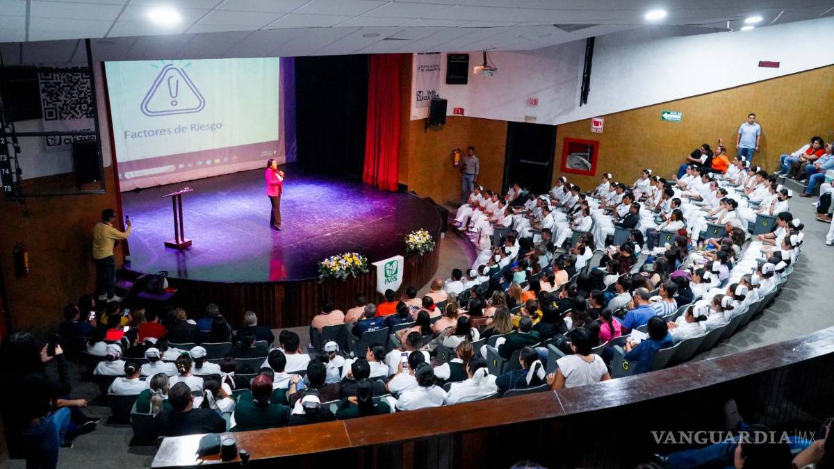 $!Personal del IMSS participó en la conferencia sobre prevención del suicidio realizada en el Teatro del Seguro Social de Saltillo.