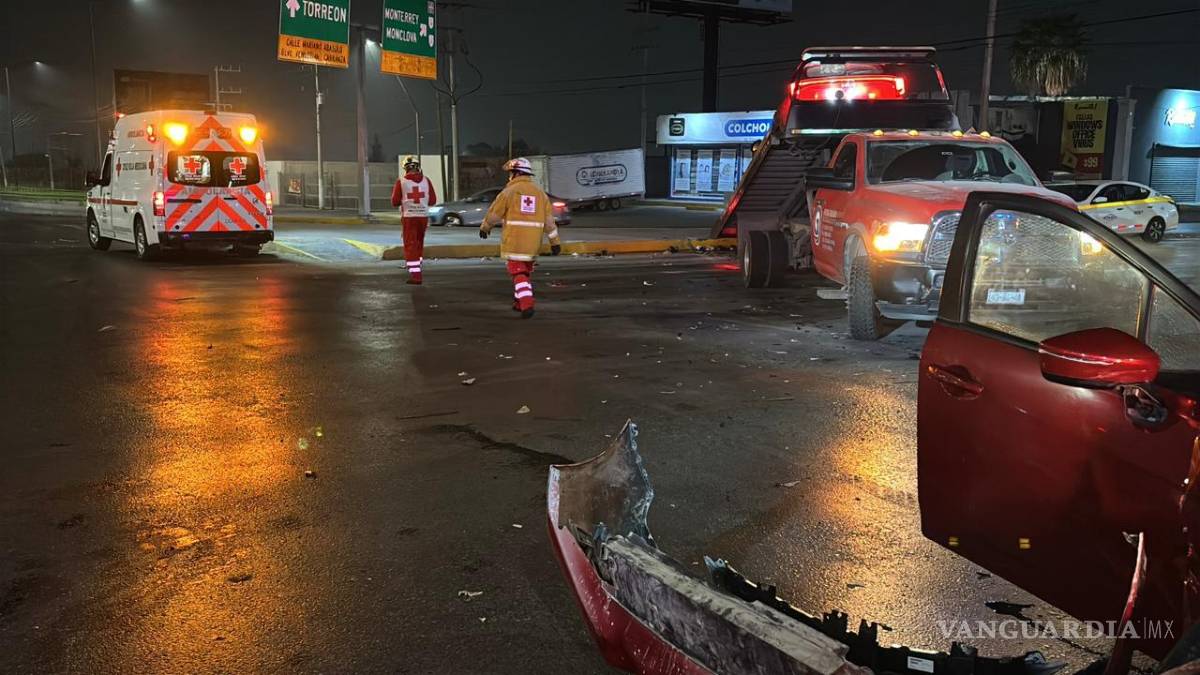 $!El conductor del Nissan Versa resultó con una lesión en la pierna, pero se negó a ser trasladado por los paramédicos de la Cruz Roja.
