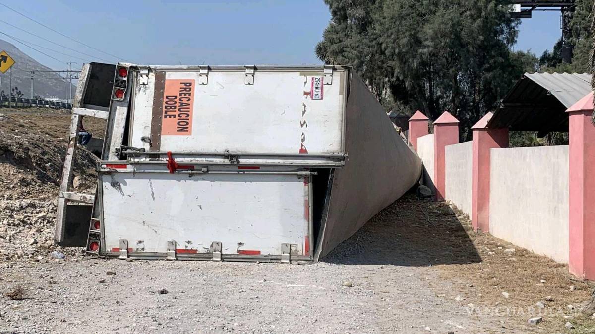 $!El conductor no presentó lesión alguna tras ser valorado por bomberos de Ramos Arizpe.